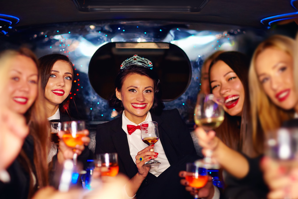 Bachelorette Party Guest List How Many People Should You Invite (1)