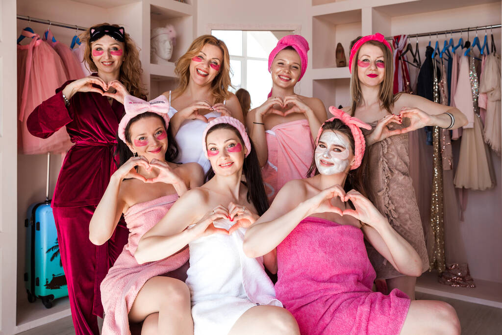 Bachelorette Party Guest List How Many People Should You Invite (2) Bachelorette Party Guest List How Many People Should You Invite (2)